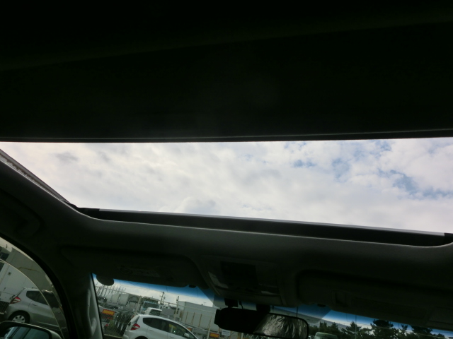 Toyota Landcruiser Prado “TX -PKG” GDJ150 PEARL 2015 Year 2800cc with TEARDROP HEADLIGHTS , LEATHER SEATS AND SUNROOF Auto Diesel with Full options.