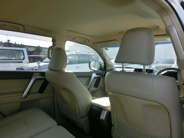 Toyota Landcruiser Prado -NEW SHAPE Pearl 2017 Year “TX -L PKG” TRJ150W 2700cc with SUNROOF , ROOF RAILS , RECTANGULAR HEADLIGHTS AND BEIGE LEATHER SEATS Auto Petrol with Full options.