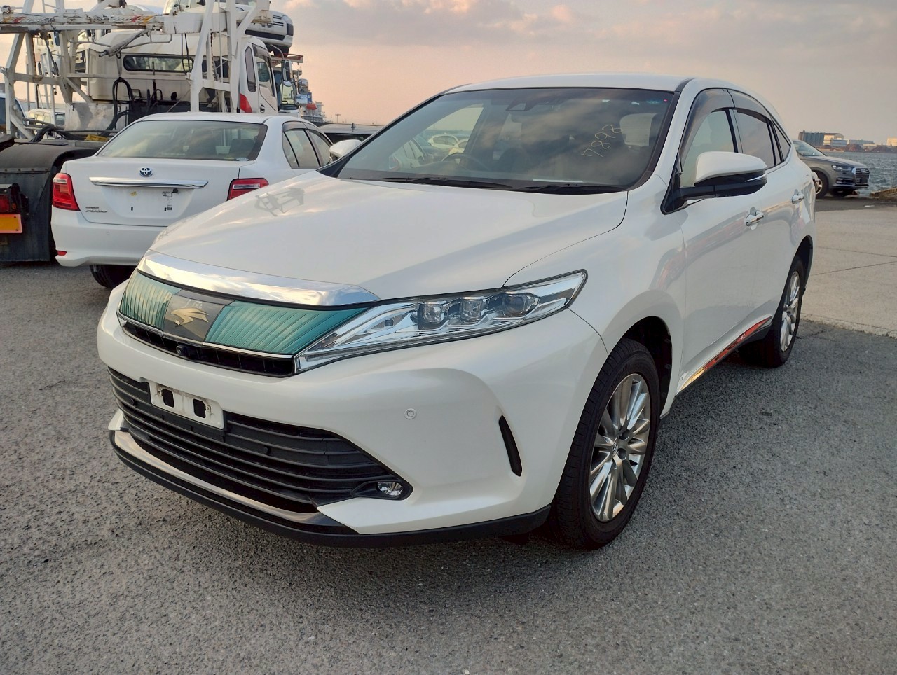 Toyota Harrier PEARL ZSU60 PROGRESS PACKAGE 2018 Year 2000cc Auto Petrol with HALF LEATHER SEATS. And JBL System.