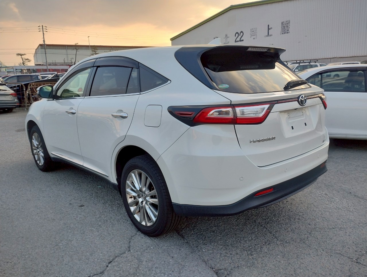 Toyota Harrier PEARL ZSU60 PROGRESS PACKAGE 2018 Year 2000cc Auto Petrol with HALF LEATHER SEATS. And JBL System.