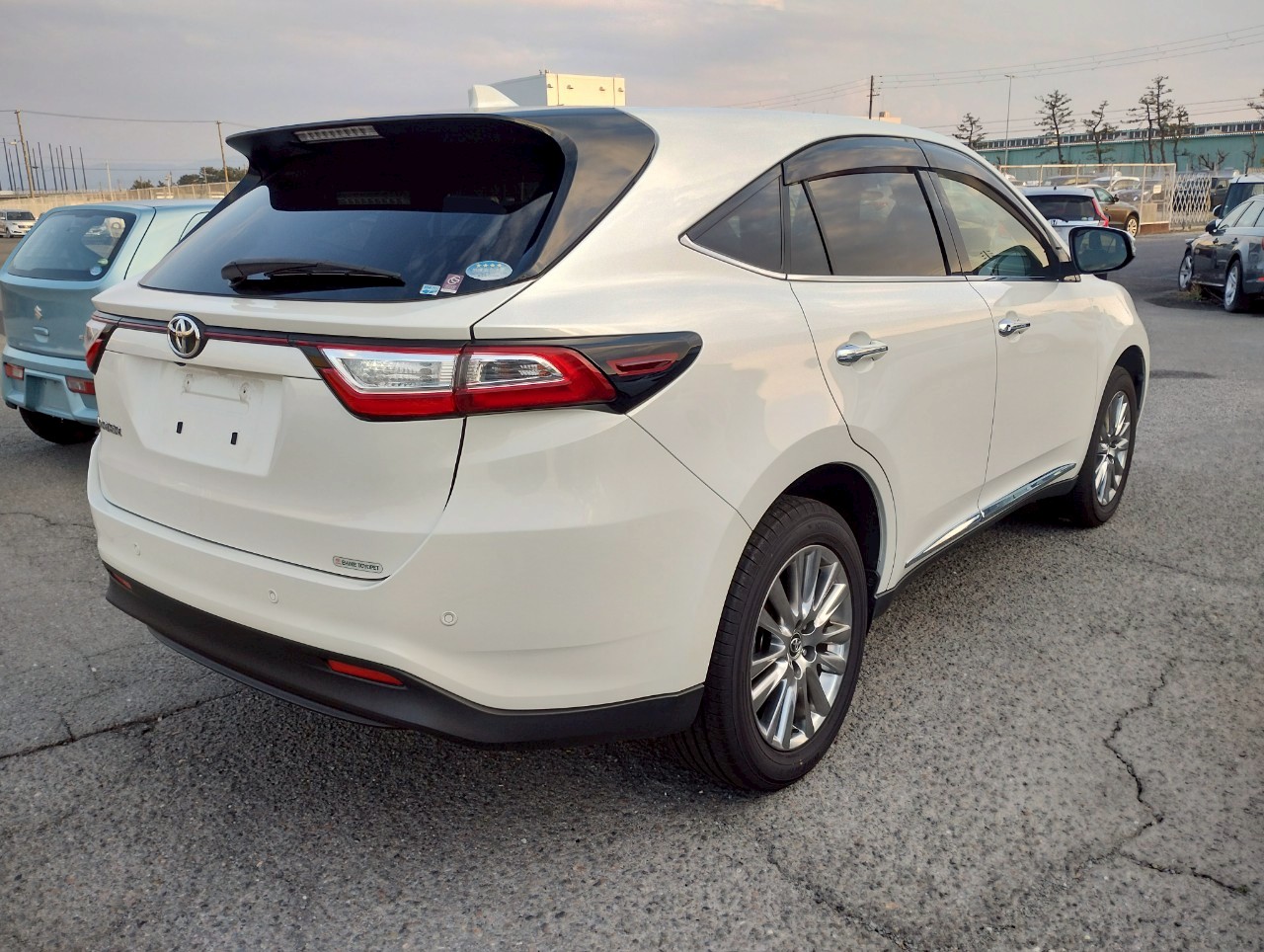 Toyota Harrier PEARL ZSU60 PROGRESS PACKAGE 2018 Year 2000cc Auto Petrol with HALF LEATHER SEATS. And JBL System.