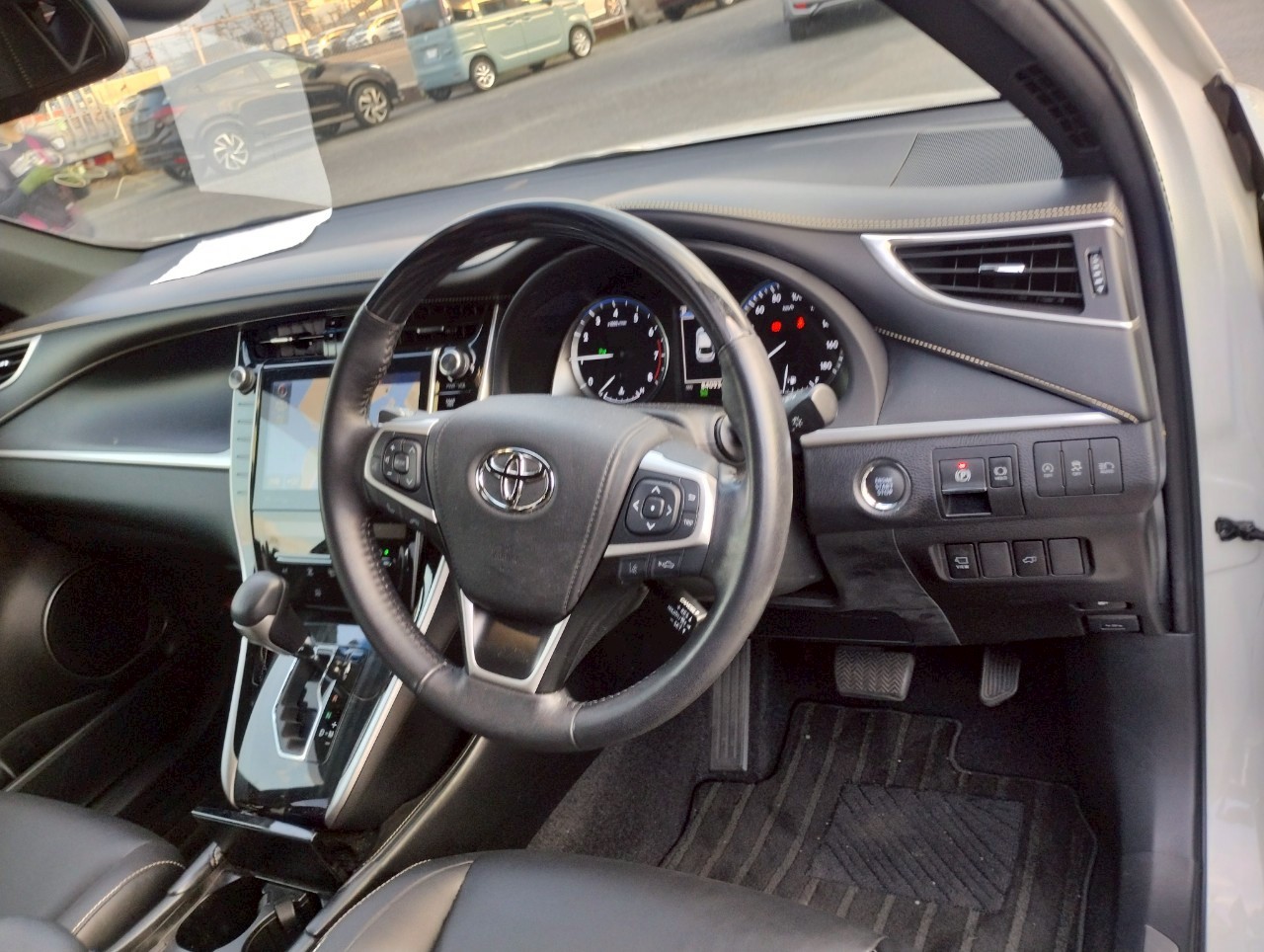 Toyota Harrier PEARL ZSU60 PROGRESS PACKAGE 2018 Year 2000cc Auto Petrol with HALF LEATHER SEATS. And JBL System.