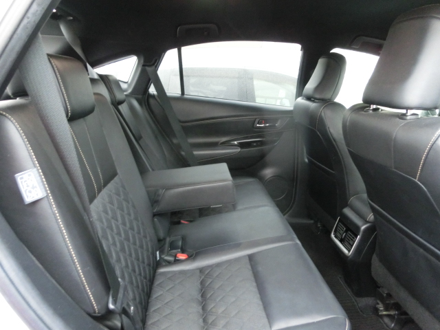 Toyota Harrier HYBRID PEARL AVU65W METAL PROGRESS 4WD PACKAGE 2018 Year 2500cc Auto Petrol with HALF LEATHER SEATS.