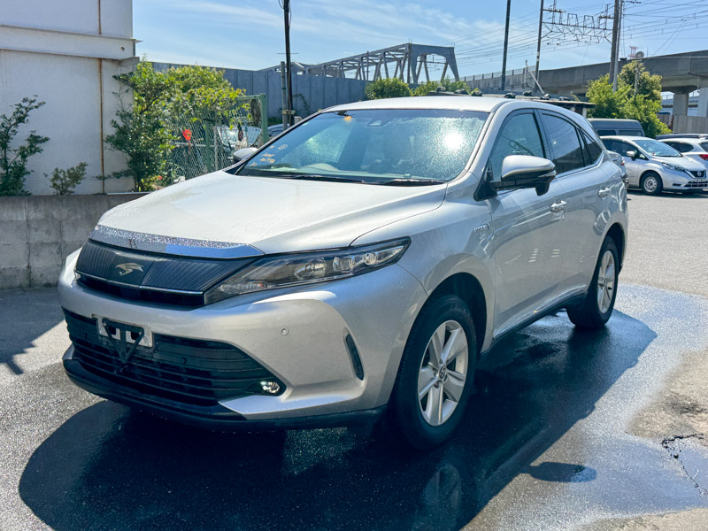 Toyota Harrier HYBRID SILVER AVU65W ELEGANCE 4WD PACKAGE 2019 Year 2500cc Auto Petrol with BROWN HALF LEATHER SEATS.