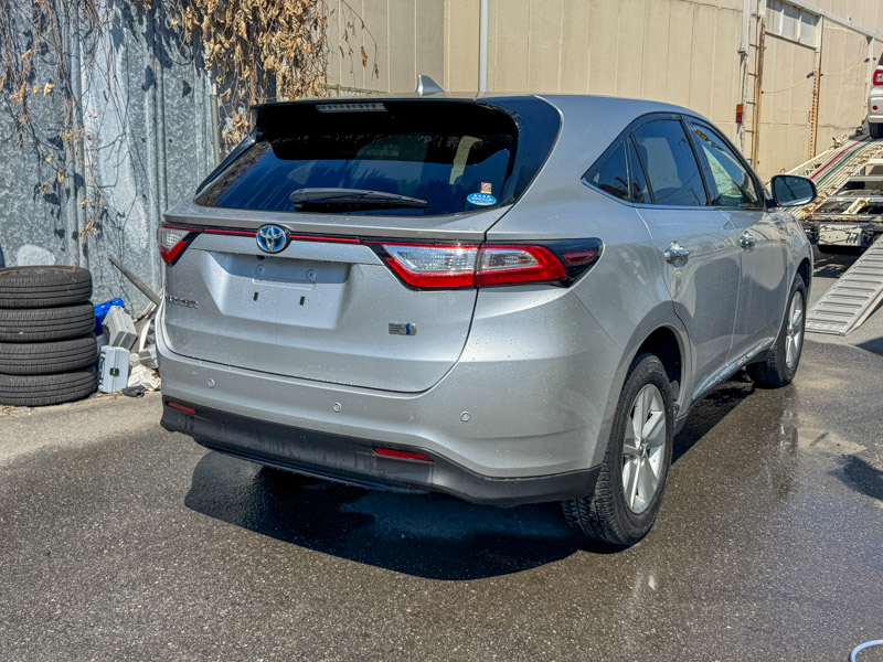 Toyota Harrier HYBRID SILVER AVU65W ELEGANCE 4WD PACKAGE 2019 Year 2500cc Auto Petrol with BROWN HALF LEATHER SEATS.