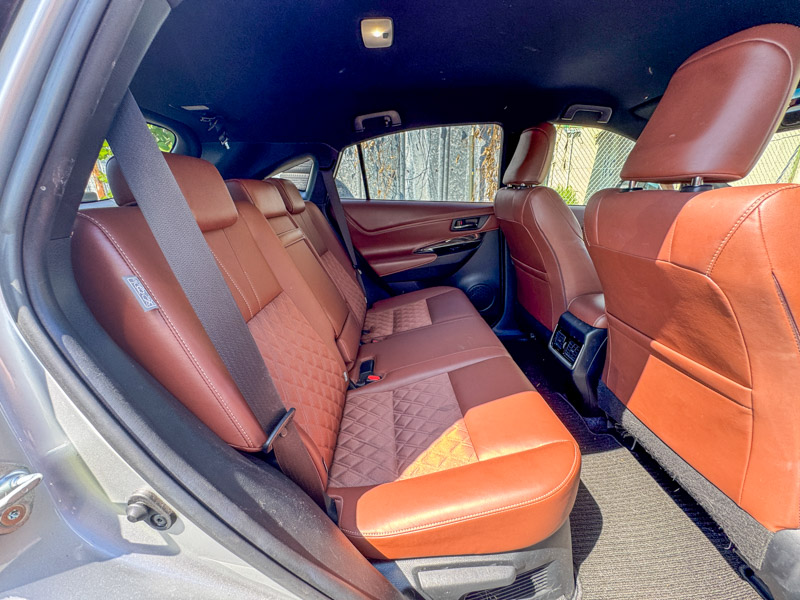 Toyota Harrier HYBRID SILVER AVU65W ELEGANCE 4WD PACKAGE 2019 Year 2500cc Auto Petrol with BROWN HALF LEATHER SEATS.