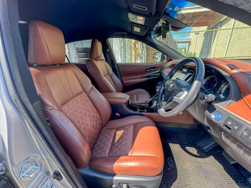 Toyota Harrier HYBRID SILVER AVU65W ELEGANCE 4WD PACKAGE 2019 Year 2500cc Auto Petrol with BROWN HALF LEATHER SEATS.