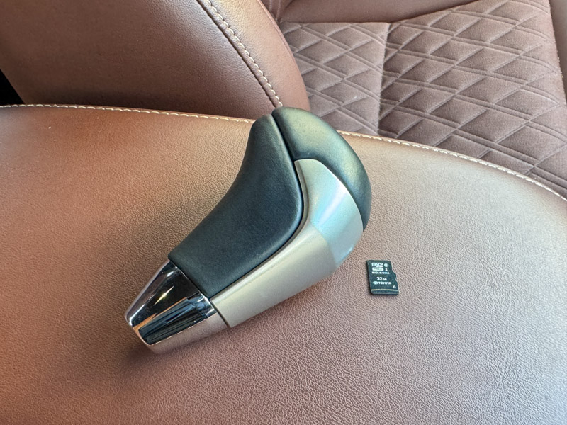 Toyota Harrier HYBRID SILVER AVU65W ELEGANCE 4WD PACKAGE 2019 Year 2500cc Auto Petrol with BROWN HALF LEATHER SEATS.