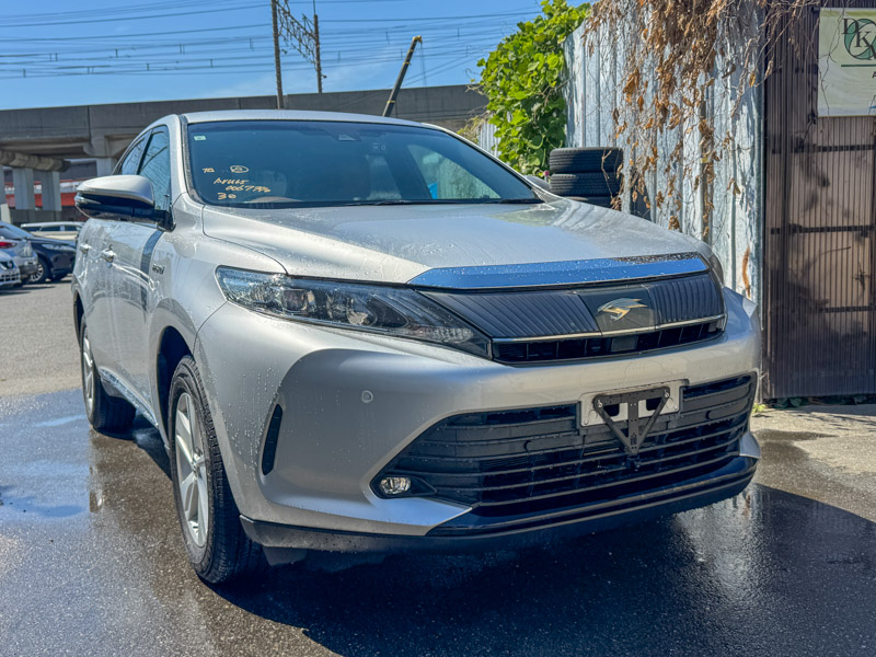 Toyota Harrier HYBRID SILVER AVU65W ELEGANCE 4WD PACKAGE 2019 Year 2500cc Auto Petrol with BROWN HALF LEATHER SEATS.